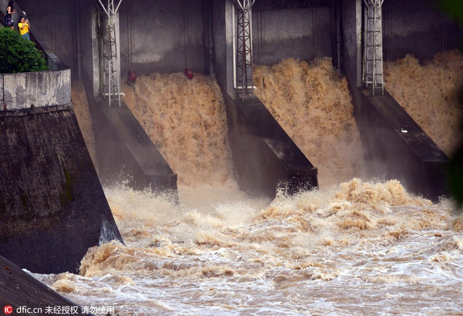 Spectacular flood discharges in Anhui