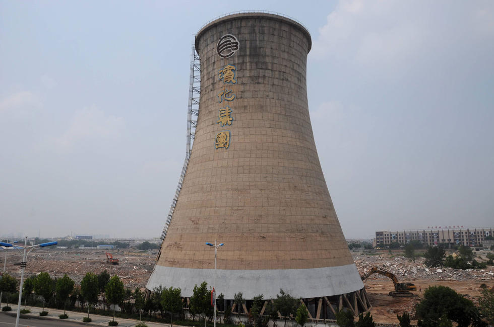58-meter-tall tower in Shandong demolished mechanically in 10 seconds 