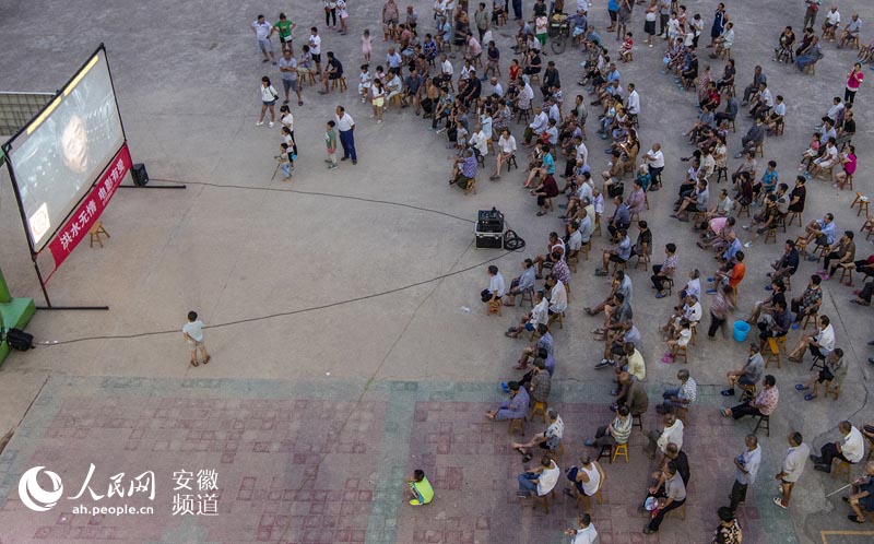 Photographer captures emotional scenes from flooding in Anhui