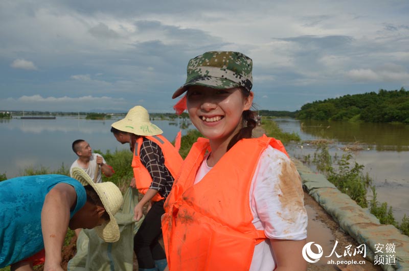 Photographer captures emotional scenes from flooding in Anhui
