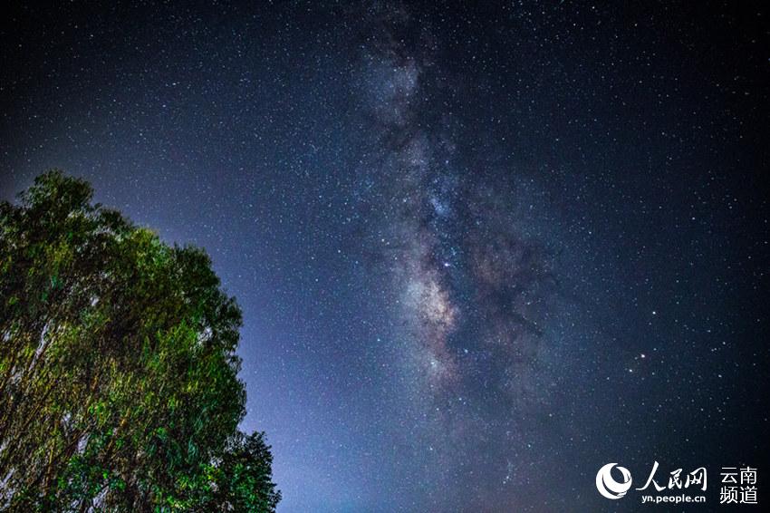 Green mountains and clear water in Puzhehei
