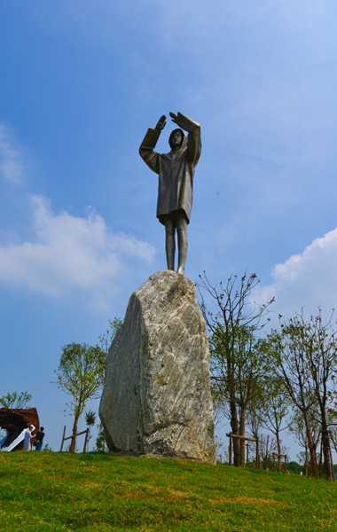 Sculptures turn Zhejiang seaside into visual feast