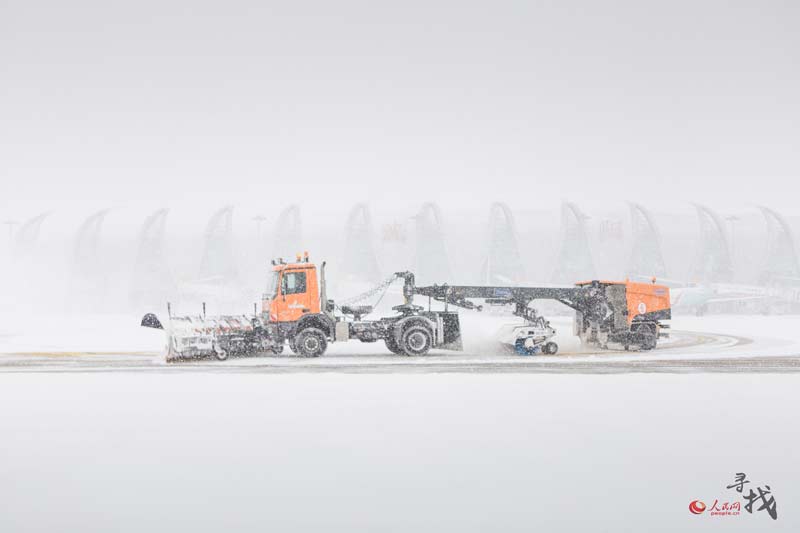 Airport staff work through heavy snow in Shenyang