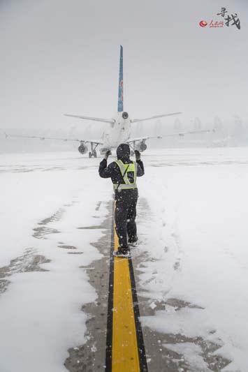 Airport staff work through heavy snow in Shenyang