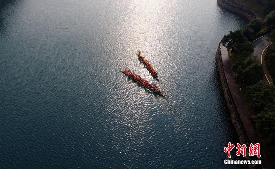 Citizens welcome Lantern Festival with dragon dance in boats