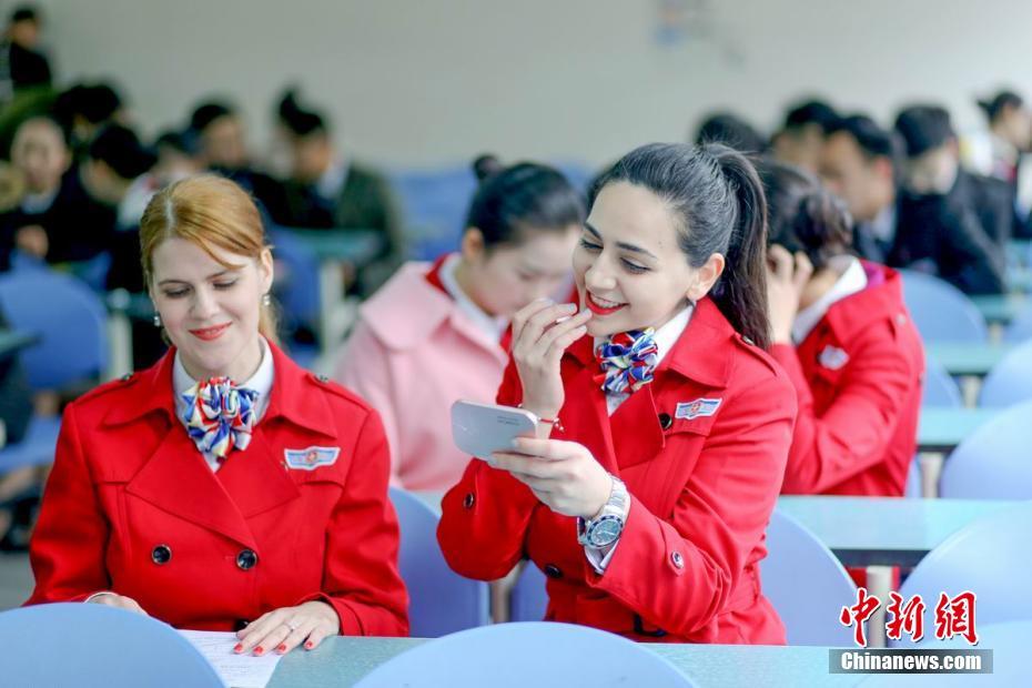 Foreign teachers apply to become flight attendants in Chengdu