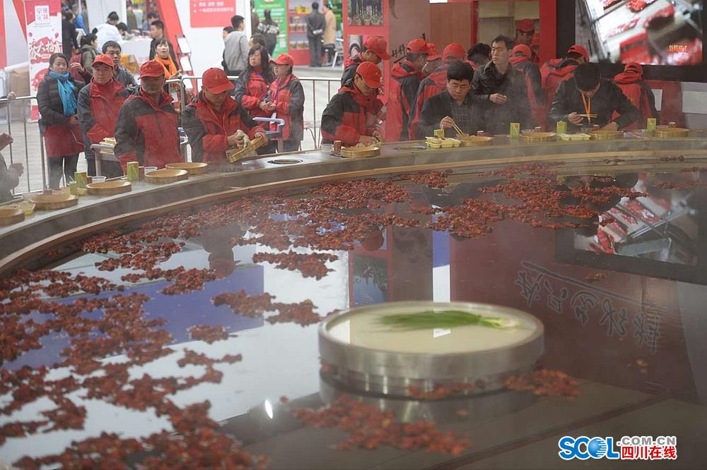 56 people eat from world's biggest hotpot