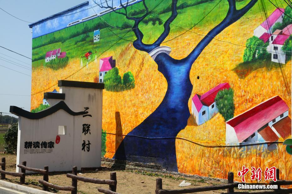 3-D mural catches eyes in rural Jiangxi