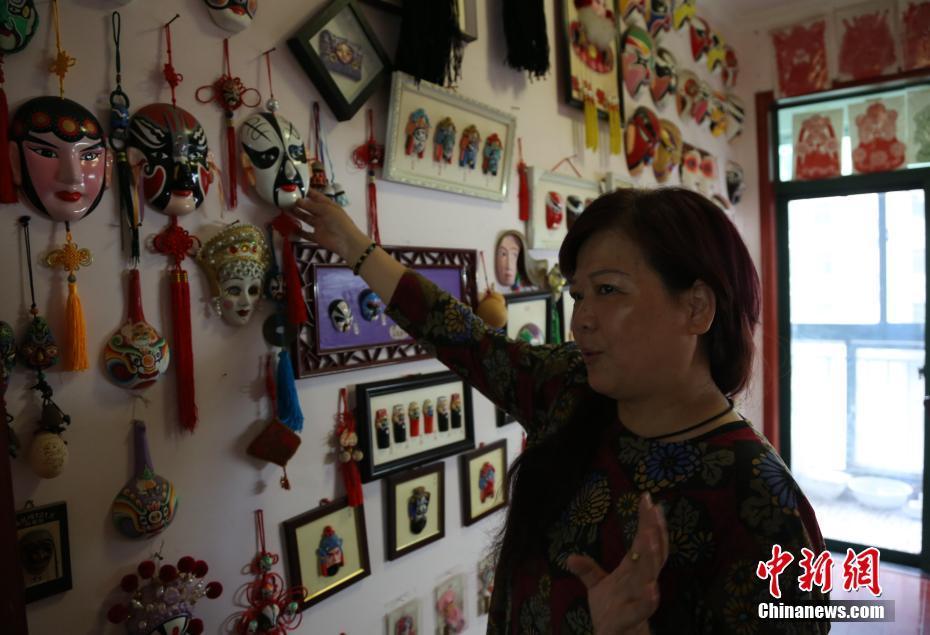 Retired Wuhan woman paints 6,000 Peking opera masks 