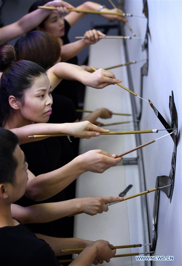 Shadow puppet inheritor combines Chinese, Western art forms