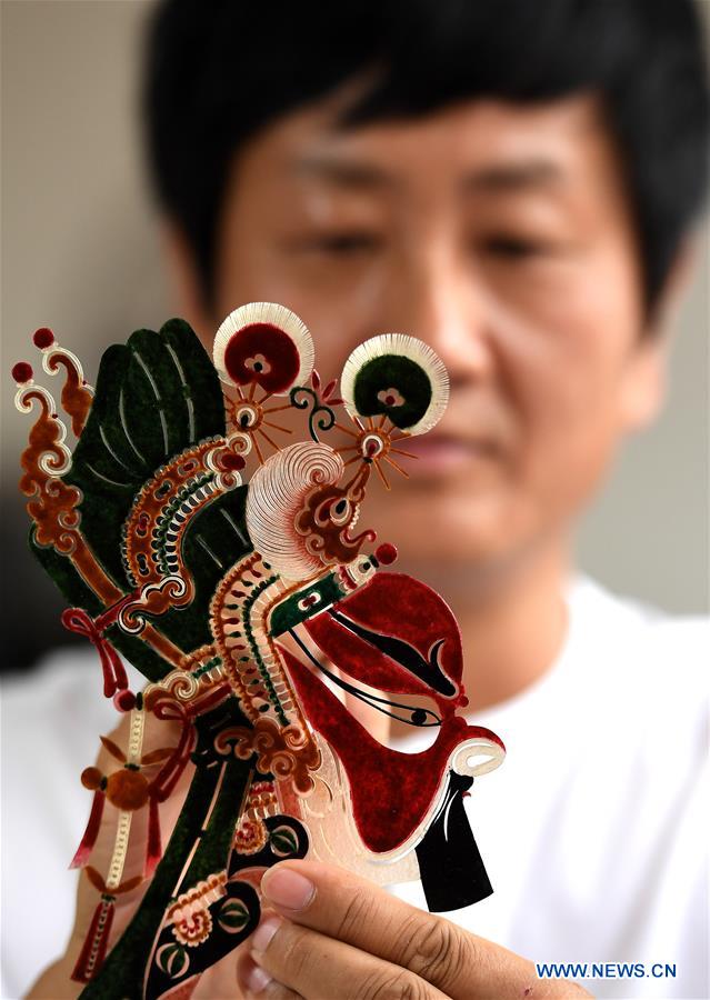 Shadow puppet inheritor combines Chinese, Western art forms