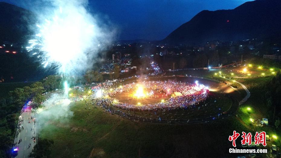 Torch festival lights up night sky in Sichuan