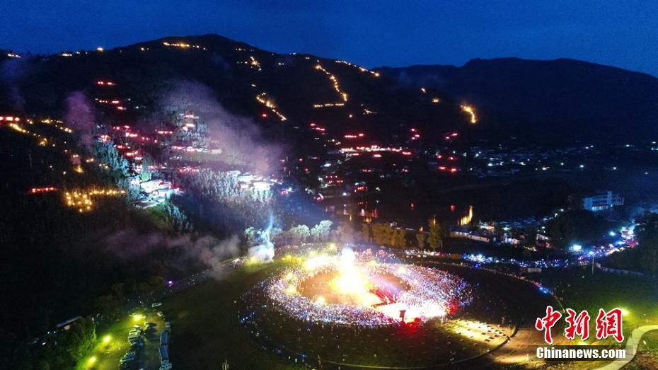 Torch festival lights up night sky in Sichuan