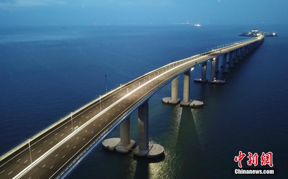 Hong Kong-Zhuhai-Macao Bridge shines at night