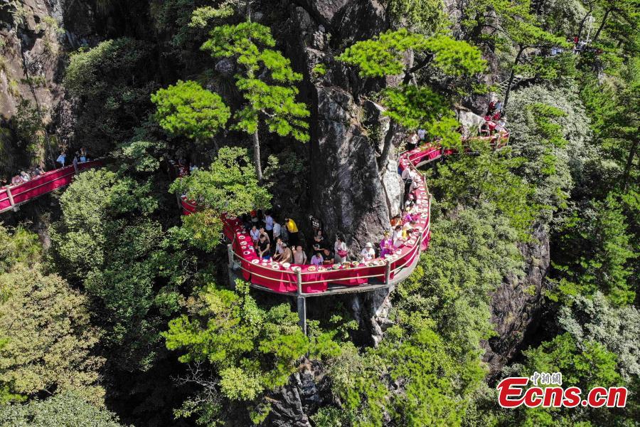 Jaw-dropping cliff restaurant opens in Zhejiang