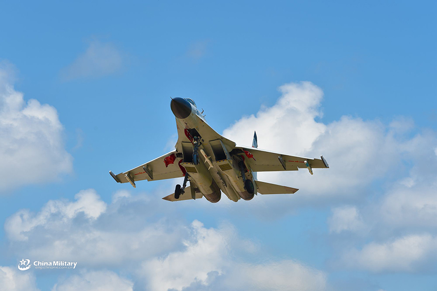 Fighter jets conduct flight training near S. China Sea