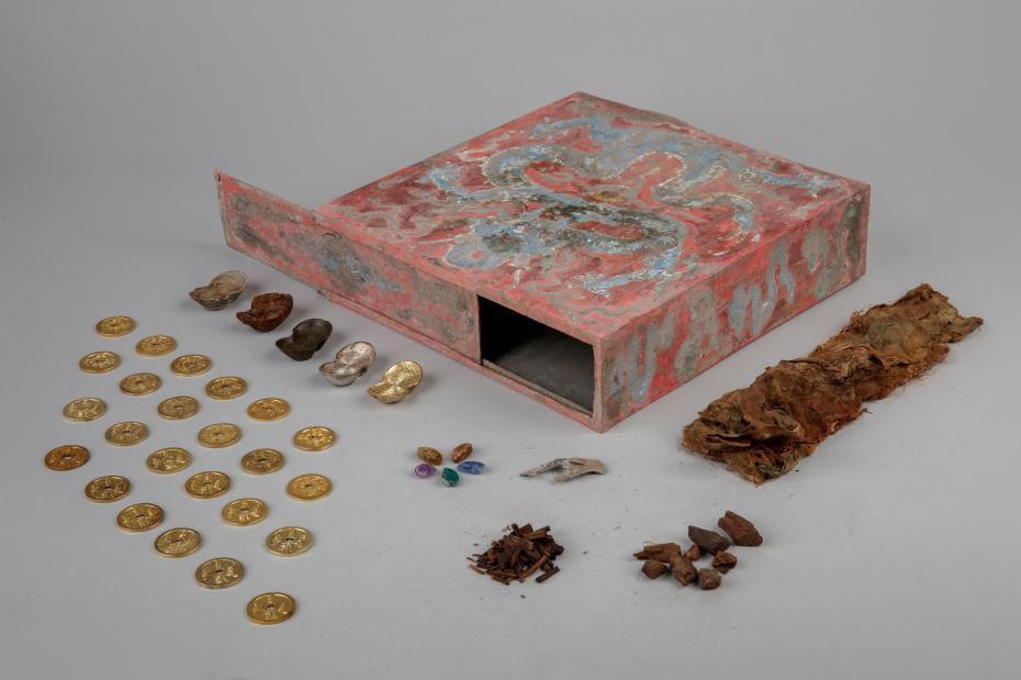 Treasures in painted treasure box found in Palace Museum on display