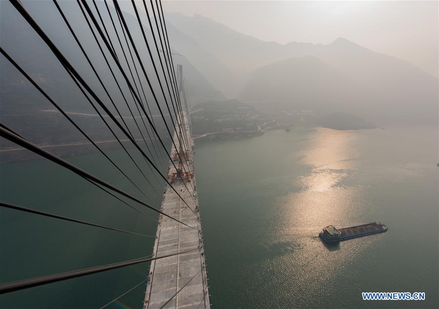 Closure of bridge with 470-meter main span finished in China's Hubei