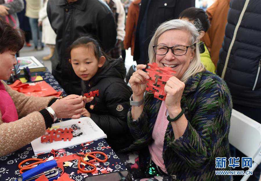 Foreigners enjoy Chinese intangible cultural heritage at Zhejiang