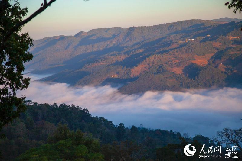 Breathtaking sea of clouds over Jingmai Mountain in Yunnan