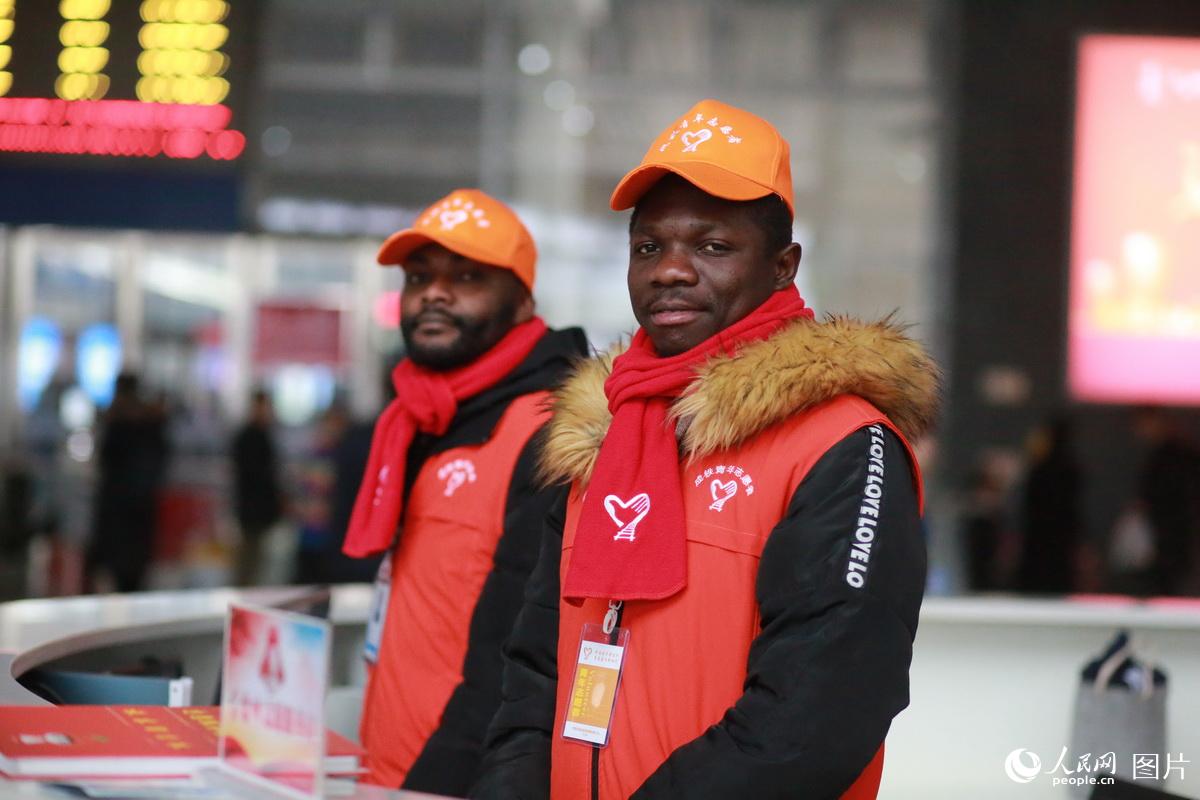 Overseas students volunteer during the Spring Festival travel rush