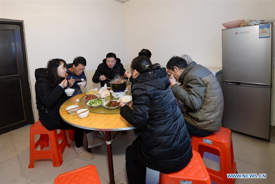 Couple participating in railway project in Kenya returns home for Chinese Lunar New Year