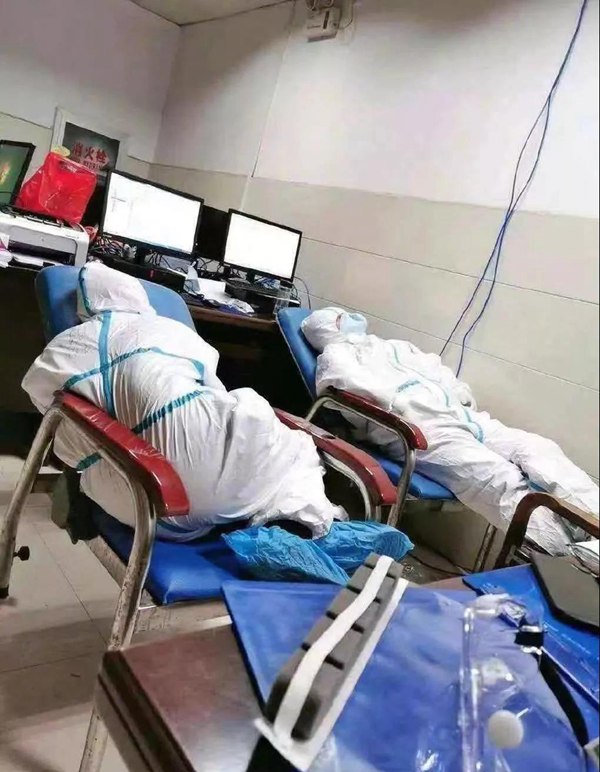 Doctors' sleeping postures bring netizens to tears
