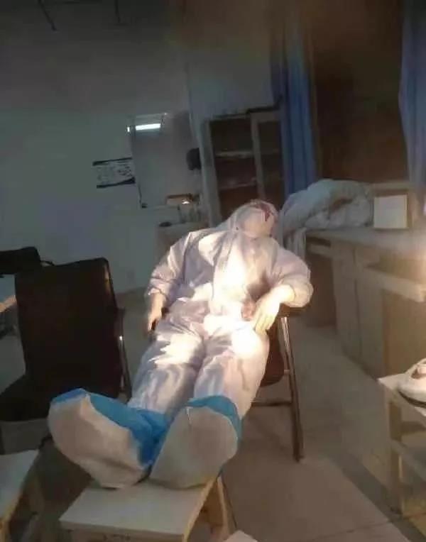 Doctors' sleeping postures bring netizens to tears