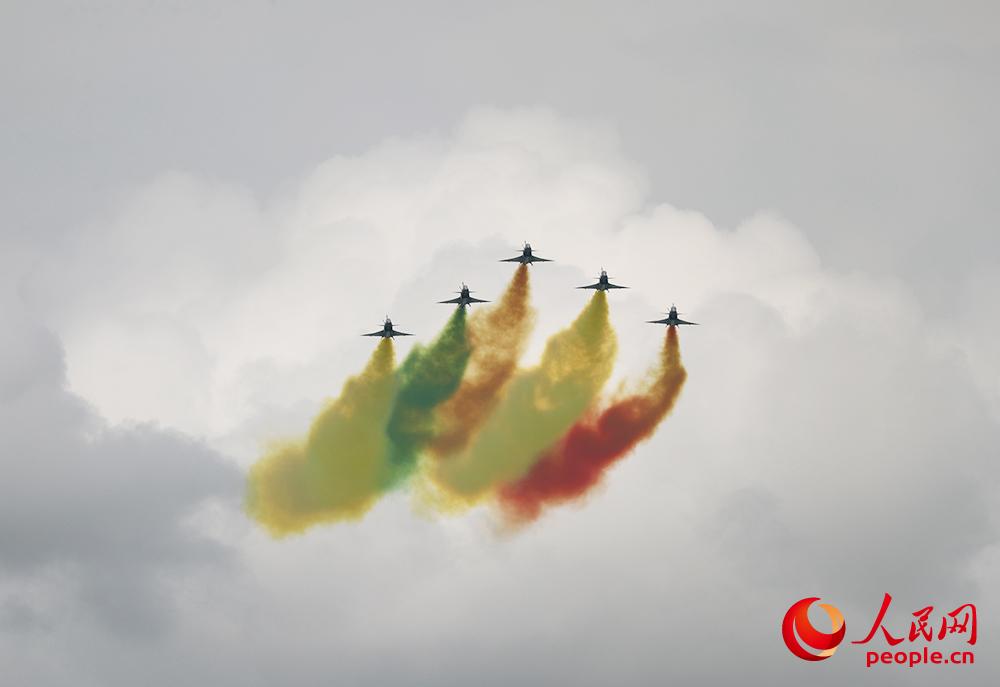 Chinese Air Force performs in Singapore, sends best wishes to Wuhan 