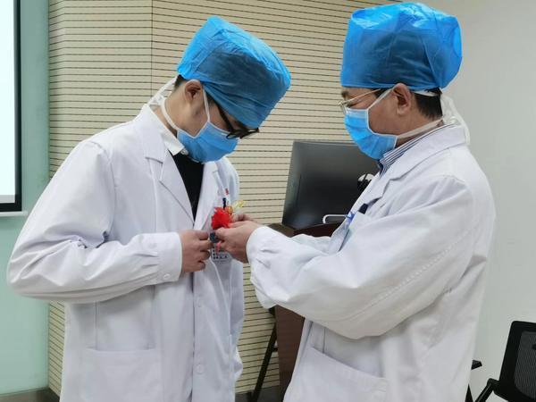 Special wedding for Chinese doctor couple battling epidemic