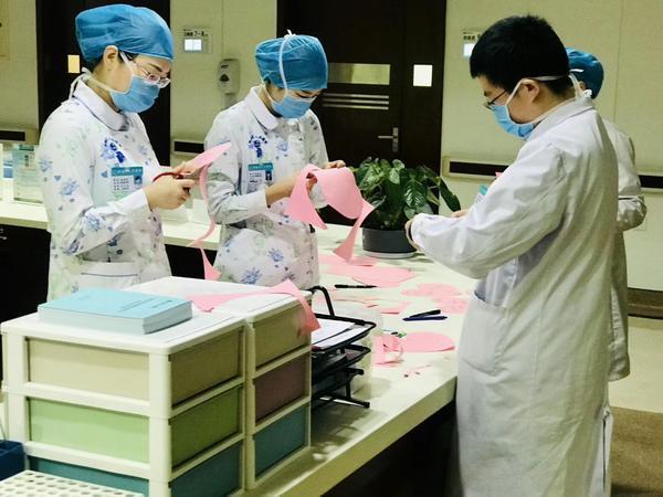 Special wedding for Chinese doctor couple battling epidemic