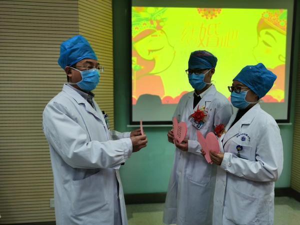 Special wedding for Chinese doctor couple battling epidemic