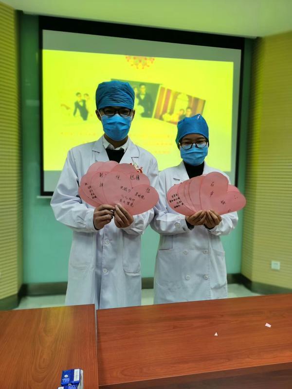 Special wedding for Chinese doctor couple battling epidemic