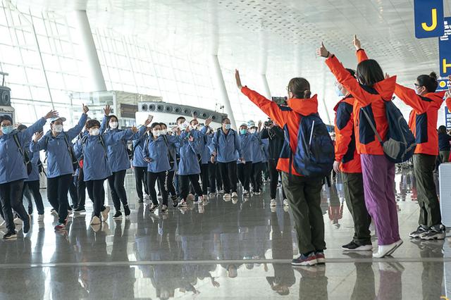 Medical team members leave Wuhan with ‘limited edition’ boarding passes