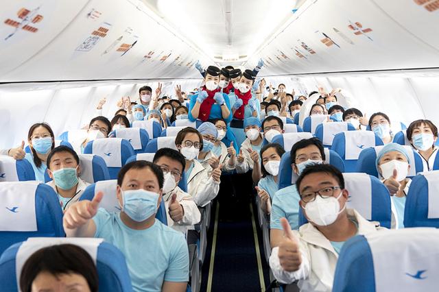 Medical team members leave Wuhan with ‘limited edition’ boarding passes