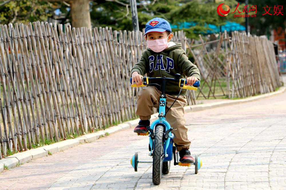 Beijing residents head to bookstores and parks as spring beckons