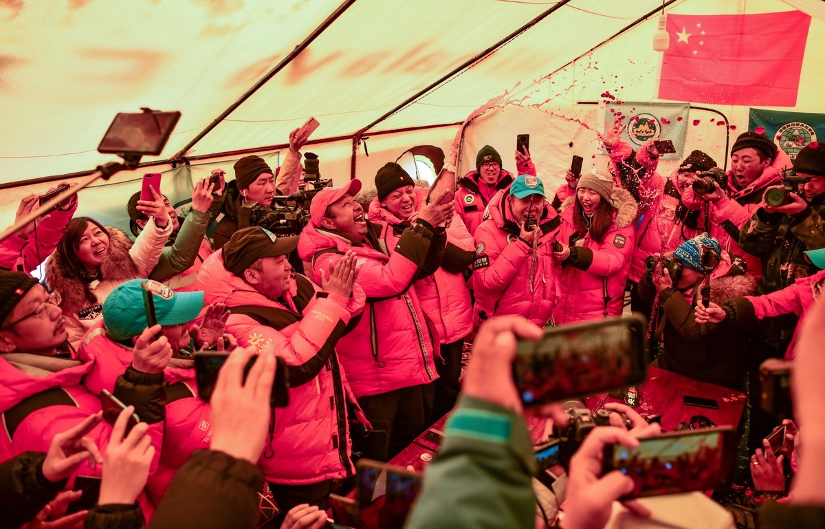 Chinese survey team reaches the summit of Mount Qomolangma