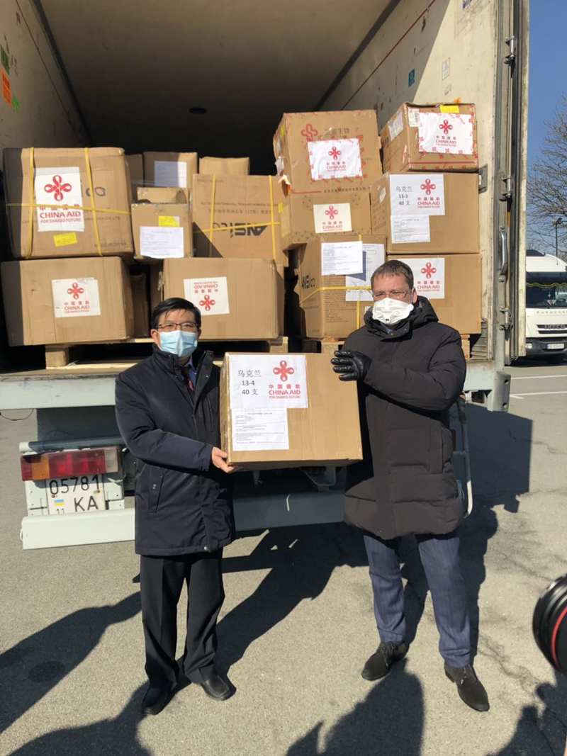 Caring Chinese teacher cheers up Ukrainians amid COVID-19