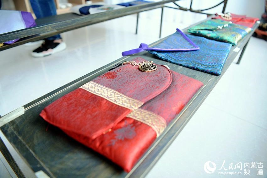 Ordos sets up poverty alleviation embroidery workshop