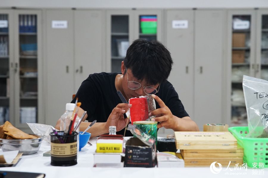 China's post-95s cultural relic restorer overcomes professional stereotype