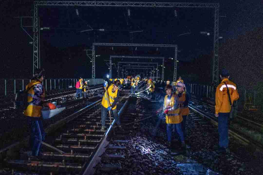 Chinese railway engineers develop a smart solution to change rail sleepers