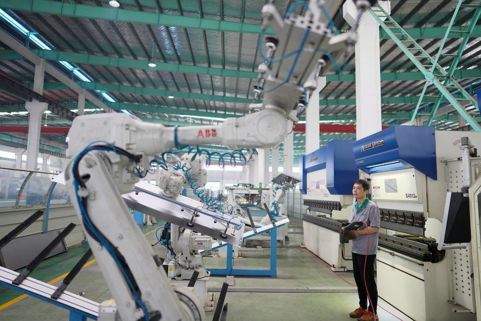 Digitalization makes manufacturing smarter