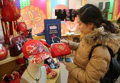 Women of Yi ethnic group in SW China embrace better life by making embroideries