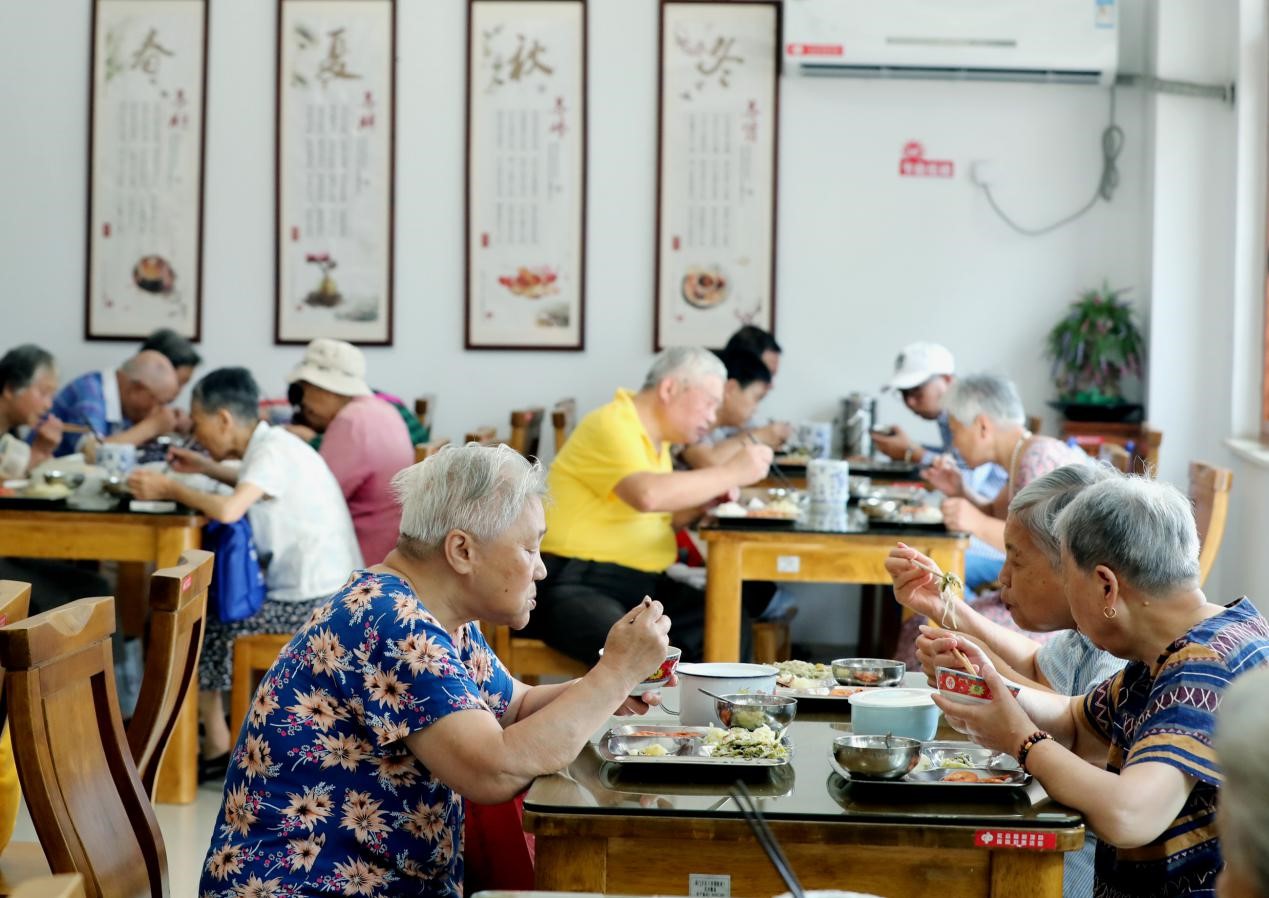 Small community canteens in China bring great benefits to residents