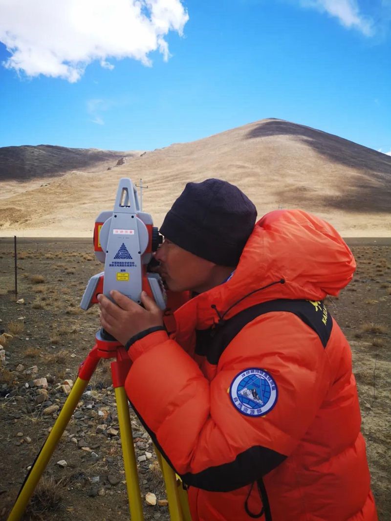 Latest measurement of height of Mount Qomolangma good test of China's scientific and technological strength