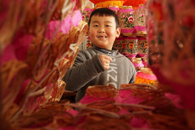 Lantern making gives villagers in E China's Shandong steady income