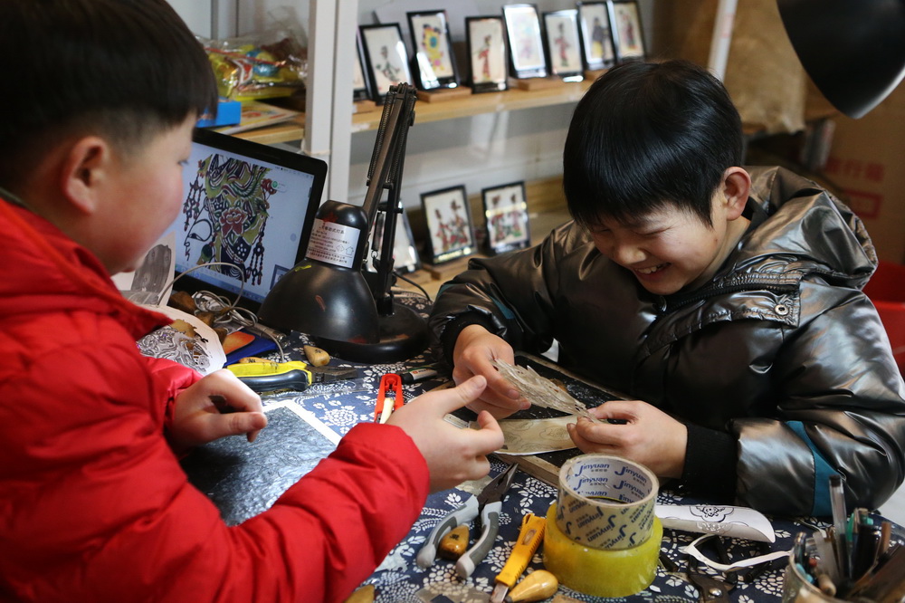 Young man with dwarfism dedicated to passing on Chinese shadow puppetry