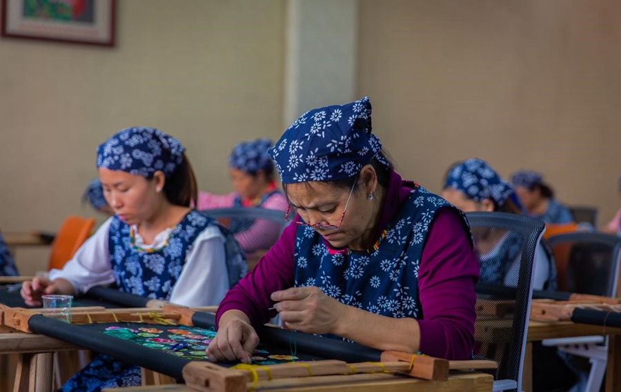 Relocated poor resident embraces better life through embroidery