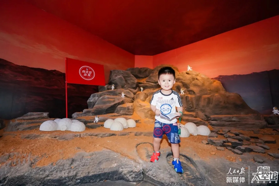 Immersive center gives Shanghai residents experience of space travel