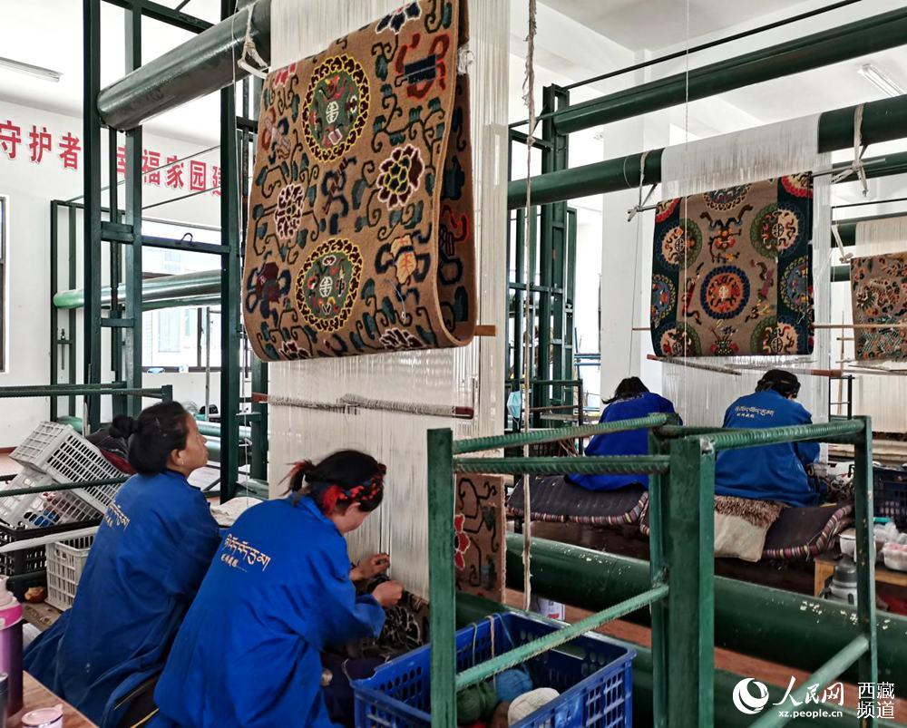 Young entrepreneurs in SW China’s Tibet help improve local people’s lives through traditional carpets